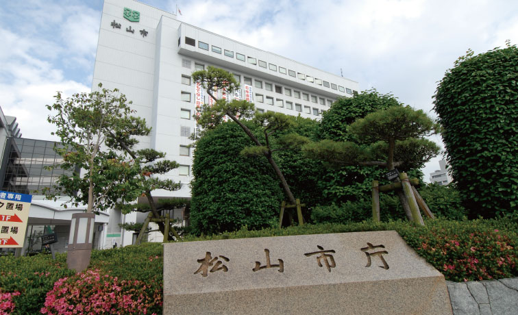 松山市役所 徒歩6分／約460m